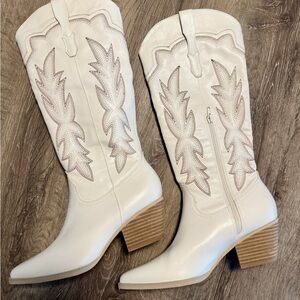 Elegant White Western Heeled Boots